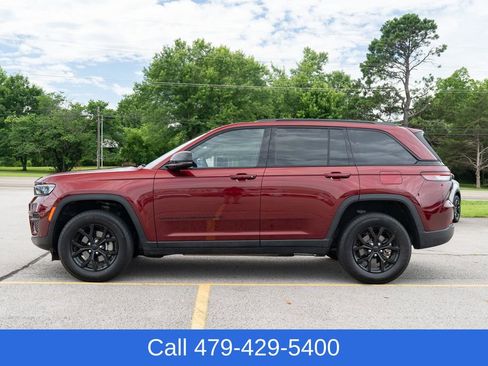 Used 2025 Jeep Grand Cherokee Altitude AWD/4WD image 3
