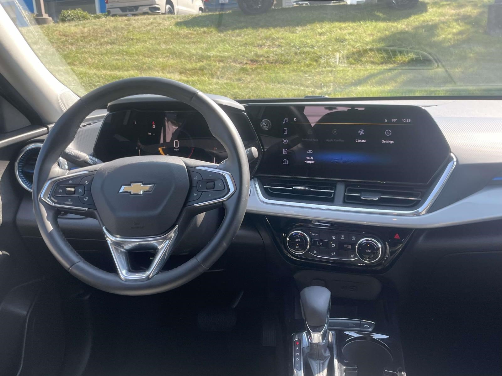 Used 2025 Chevrolet Trax LT w/ LT Convenience Package FWD image 12