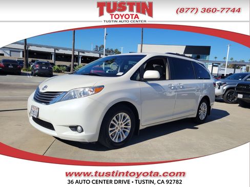 Used 2017 Toyota Sienna XLE image 1