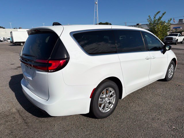 New 2027 Chrysler Pacifica Select FWD image 3