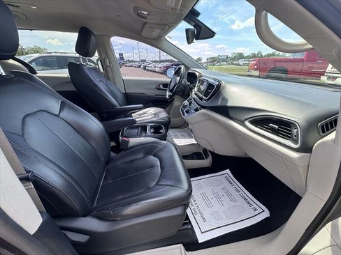 Used 2018 Chrysler Pacifica Touring-L FWD image 14