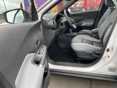 Used 2023 Nissan Kicks SR w/ SR Premium Package FWD image 14