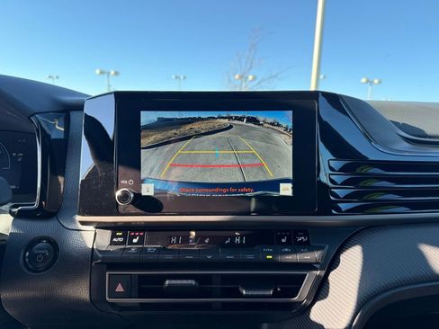 Used 2025 Toyota Camry SE w/ Convenience Package image 18