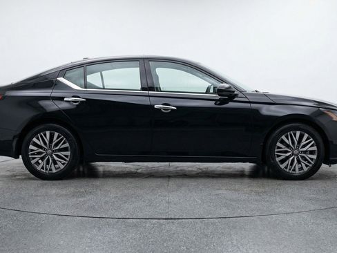 Used 2025 Nissan Altima 2.5 SV image 11