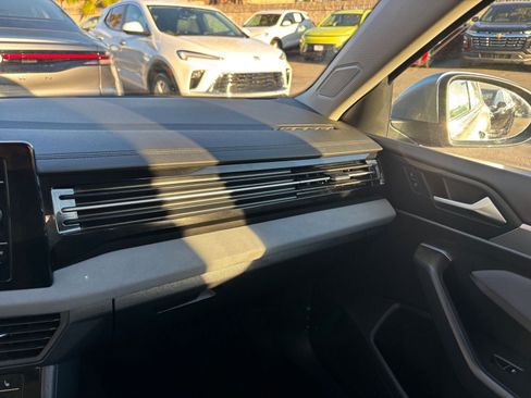 Used 2025 Volkswagen Jetta SE image 35