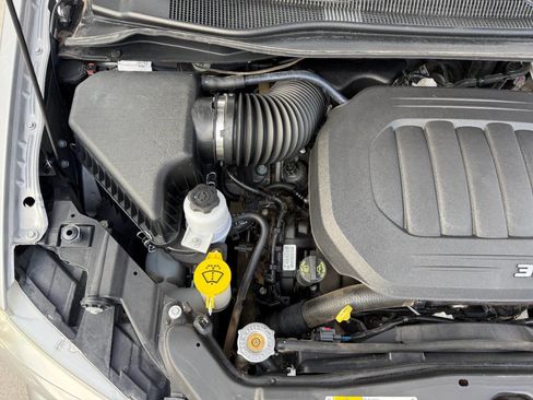 Used 2016 Dodge Grand Caravan SXT w/ Rear Park Assist Package image 11