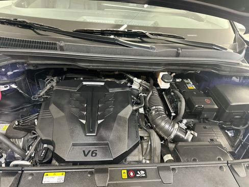 Used 2025 Kia Carnival FWD image 35