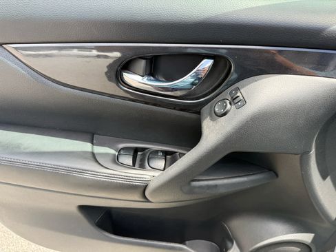 Used 2017 Nissan Rogue SV w/ Midnight Edition FWD image 14