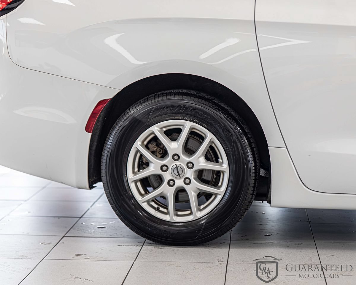 Used 2021 Chrysler Pacifica Touring-L FWD image 10
