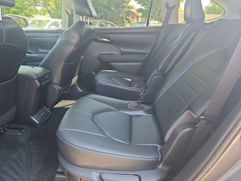 Used 2021 Toyota Highlander XLE AWD/4WD image 15