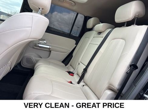 Used 2023 Mercedes-Benz GLB 250 4MATIC w/ Premium Package image 13