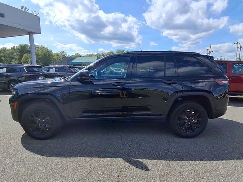 Used 2024 Jeep Grand Cherokee Altitude AWD/4WD image 5