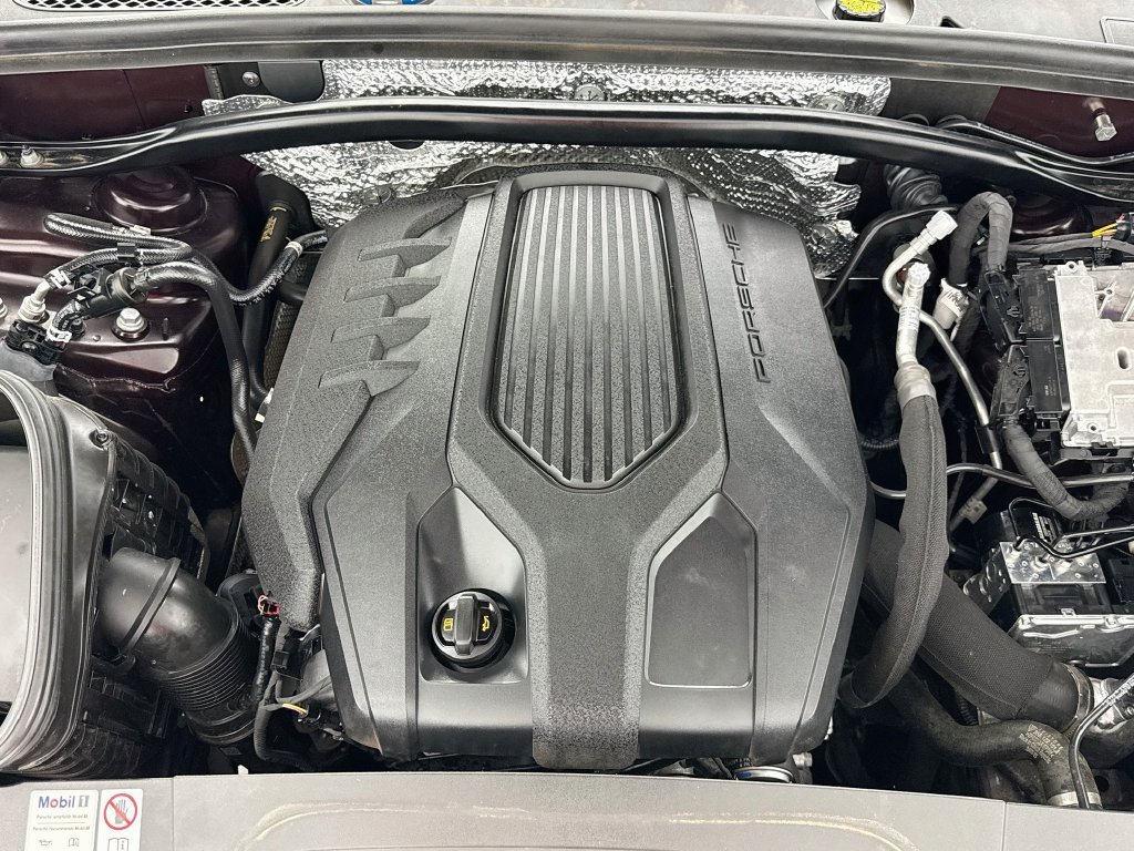 Used 2024 Porsche Macan AWD/4WD image 28