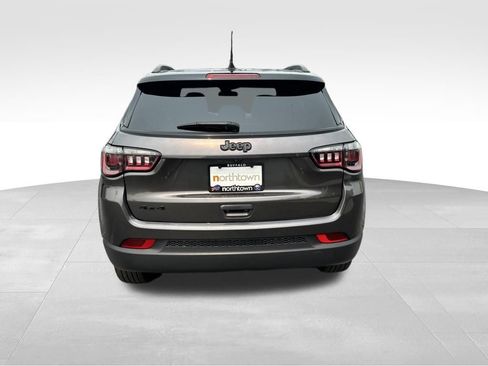 Used 2023 Jeep Compass Latitude w/ Convenience Group AWD/4WD image 5