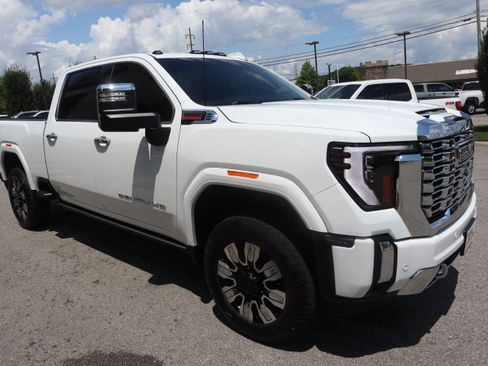 Used 2024 GMC Sierra 2500 Denali w/ Denali Reserve Package AWD/4WD image 5