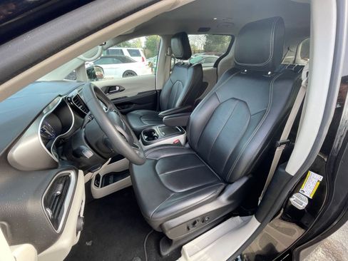 Used 2024 Chrysler Pacifica Touring-L image 39