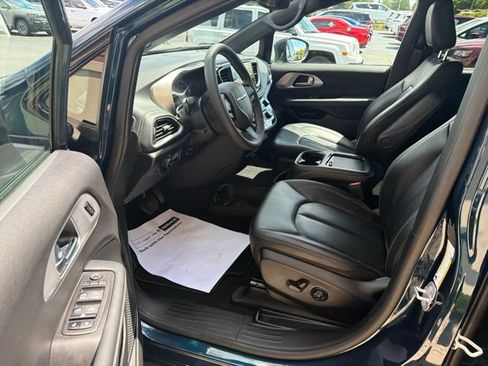 Used 2023 Chrysler Pacifica Touring-L w/ S Appearance Package FWD image 18