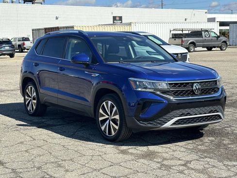 Used 2023 Volkswagen Taos SE w/ Panoramic Sunroof Package image 7