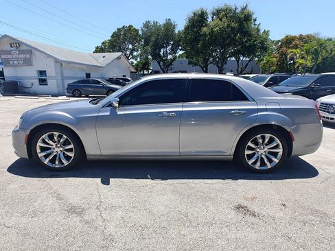 Used 2018 Chrysler 300 Limited RWD image 4