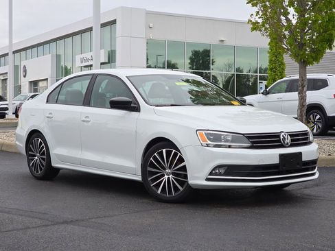 Used 2016 Volkswagen Jetta Sport FWD image 2