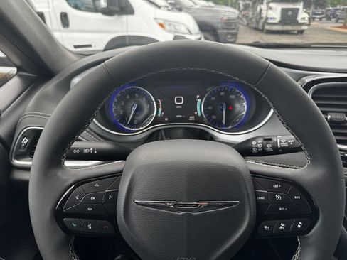 Certified 2025 Chrysler Pacifica Limited FWD image 23