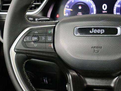 Used 2025 Jeep Grand Cherokee Laredo RWD image 8