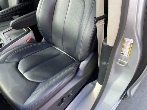 Used 2024 Chrysler Pacifica Touring-L image 16