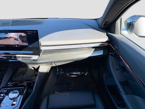 Used 2024 BMW 540i xDrive w/ Executive Package image 19