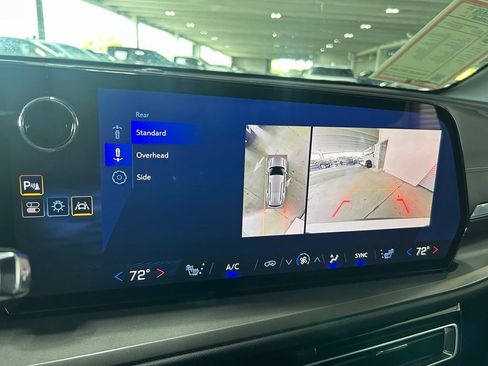 Used 2024 Chevrolet Traverse LT FWD image 22