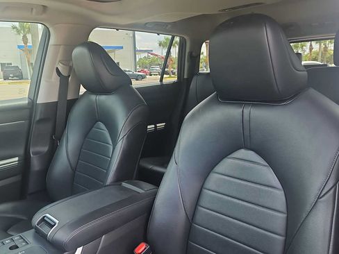 Used 2023 Toyota Highlander XLE FWD image 13