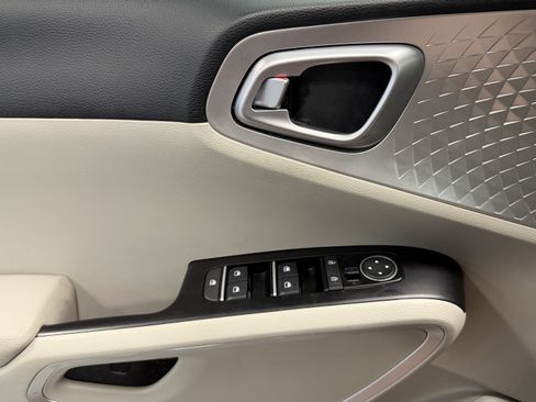 Used 2025 Kia Soul LX w/ LX Technology Package FWD image 18