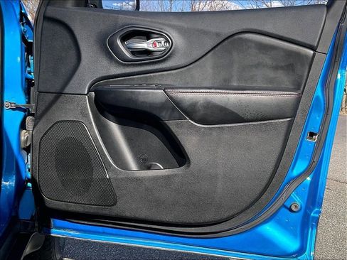 Used 2019 Jeep Cherokee Trailhawk w/ Cold Weather Group AWD/4WD image 11