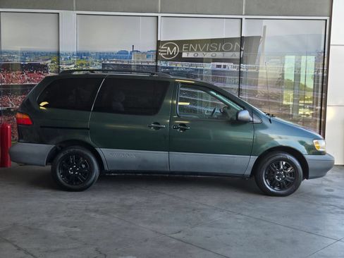 Used 2000 Toyota Sienna LE FWD image 4