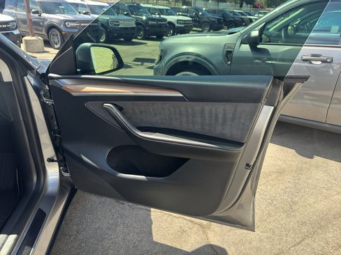 Used 2025 Tesla Model Y Long Range AWD/4WD image 24