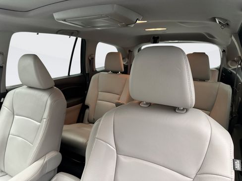 Used 2022 Honda Pilot Touring image 11