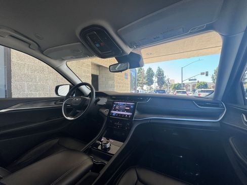 Used 2024 Jeep Grand Cherokee Limited image 33