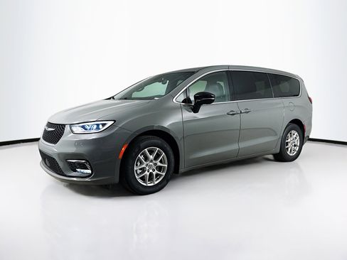 Used 2025 Chrysler Pacifica Select FWD image 4
