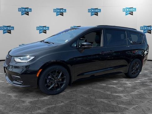 Used 2023 Chrysler Pacifica Limited w/ S Appearance Package AWD/4WD image 2