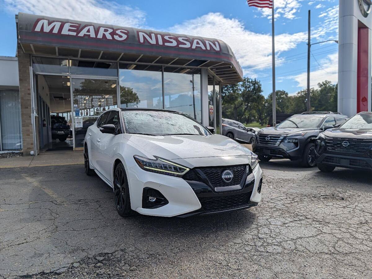 Used 2023 Nissan Maxima SR w/ Sport Mat Group FWD image 17