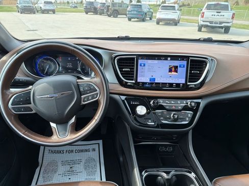 Used 2021 Chrysler Pacifica Limited w/ Uconnect Theater Family Group image 23