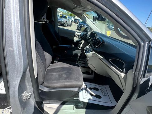 Used 2017 Chrysler Pacifica Touring w/ Tire & Wheel Group image 13