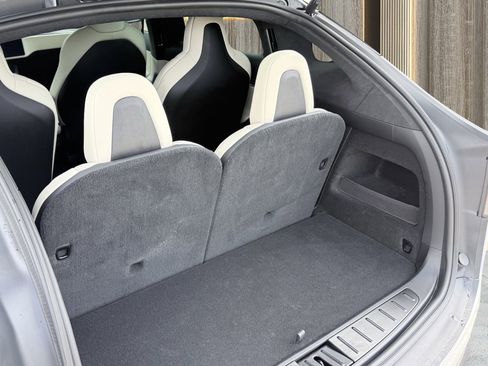 Used 2023 Tesla Model X Plaid image 4