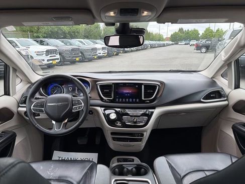 Used 2017 Chrysler Pacifica Touring-L Plus w/ Advanced Safetytec Group FWD image 19