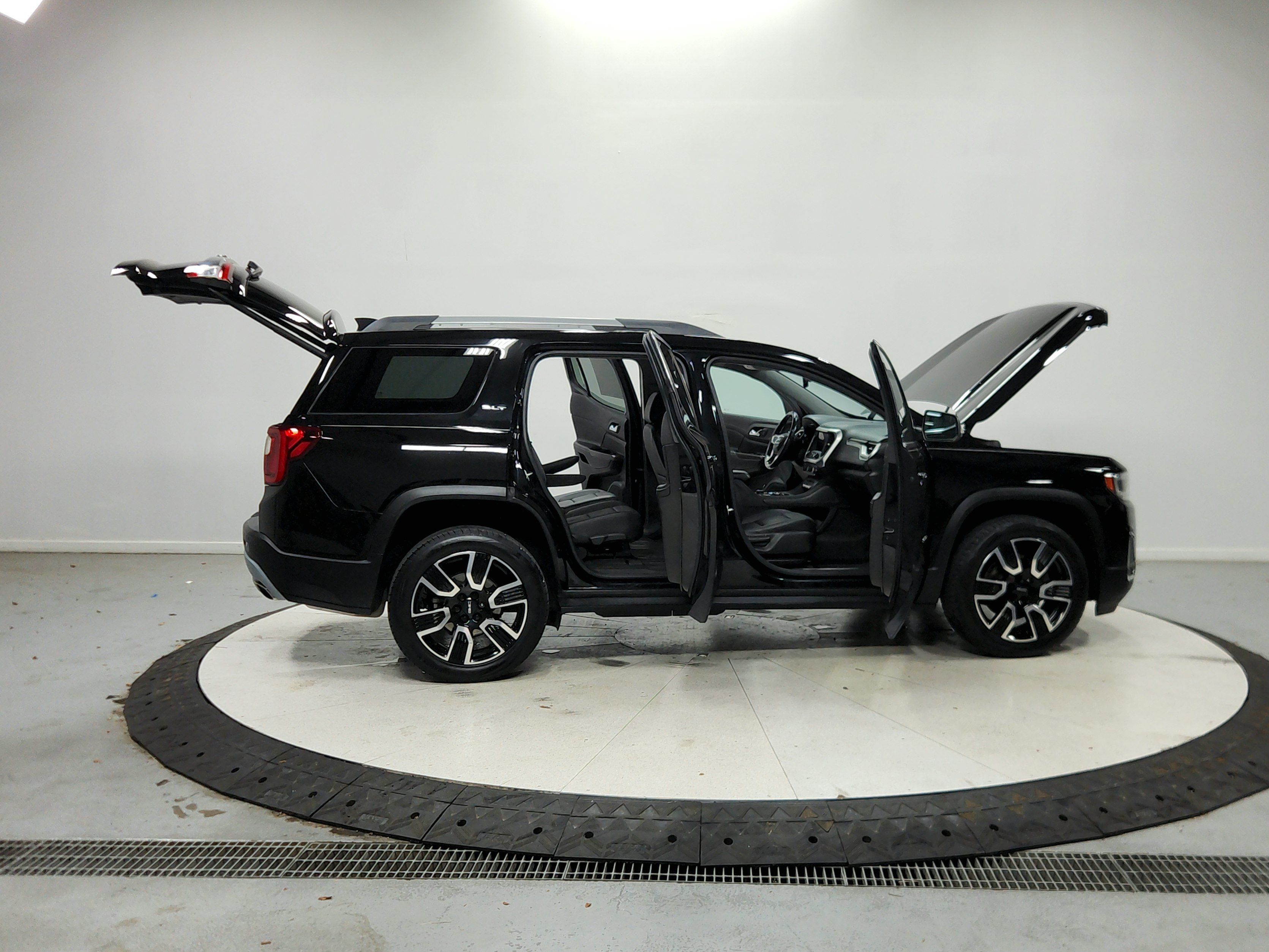 Used 2020 GMC Acadia SLT w/ LPO, Black Accent Package FWD image 17