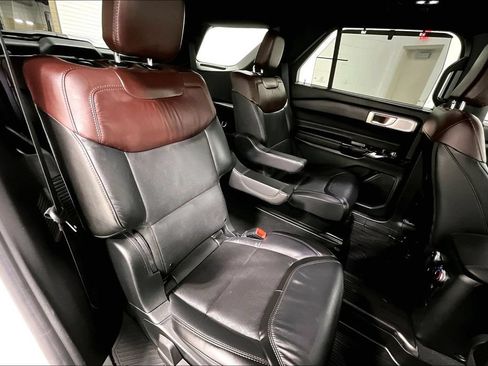 Used 2023 Ford Explorer Platinum w/ Technology Package AWD/4WD image 33