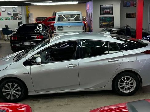 Used 2017 Toyota Prius Prime Premium FWD image 8