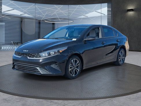 Used 2023 Kia Forte LXS w/ LXS Technology Package image 2