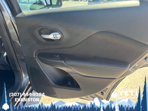 Used 2015 Jeep Cherokee Latitude AWD/4WD image 16