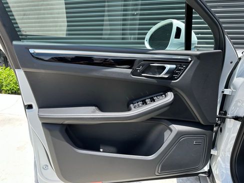 Certified 2025 Porsche Macan AWD/4WD image 18
