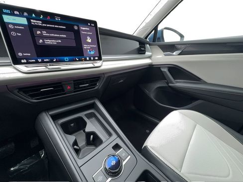 Used 2025 Volkswagen Tiguan SE w/ Panoramic Sunroof Package FWD image 41